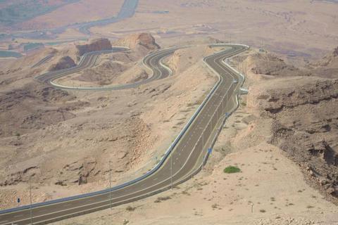 In 60 Kurven auf über 1000 Meter Höhe: Die Straße zum Gipfel des Jebel Hafeet im Emirat Abu Dhabi ist zwölf Kilometer lang.Foto: Helge Sobik  Foto: Helge Sobik