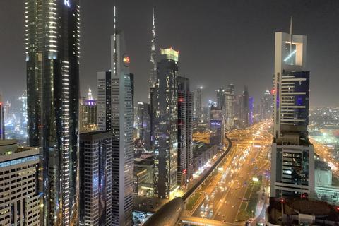 Blick auf die Sheik Zayed Road von der Level 42-Bar in Dubai. Foto: Frank Leber