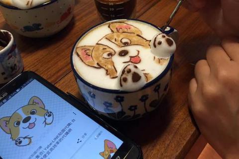 Besucher aus aller Welt kommen in das Café „My Cofi“ ins taiwanesische Kaohsiung und bringen Bildvorlagen mit, die die Kaffeekünstlerin Chang Kuei Fang aus Milchschaum nachbildet. Foto: Chang Kuei  Foto: Chang Kuei