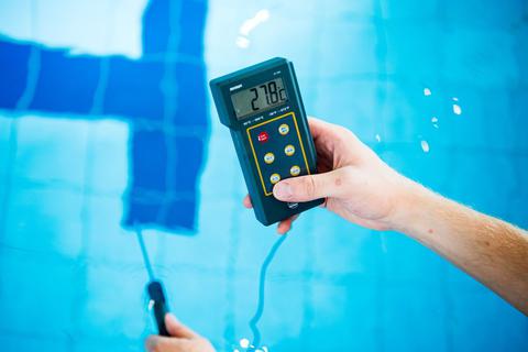 Wegen der Energiekrise senken zahlreiche Schwimmbäder die Wassertemperaturen.