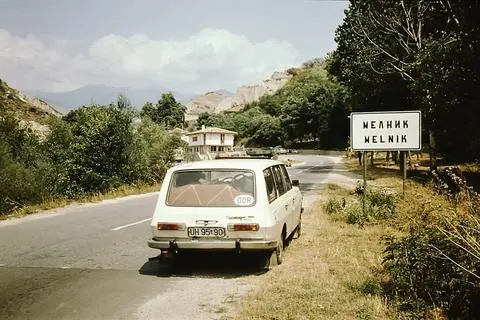 Mit vollgepacktem Kofferraum geht es durch Melnik in Bulgarien. Foto: Heidrun Braun