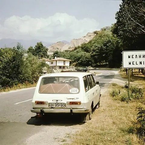 Mit vollgepacktem Kofferraum geht es durch Melnik in Bulgarien.