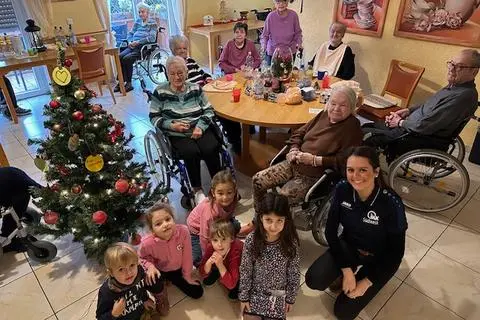 Die Bewohner des Seniorenheims Adrian freuten sich über die Überraschungsbesuche. Hier mit den Kids der KiTa Tannenweg und Sophie Jehle von der IKK Südwest.