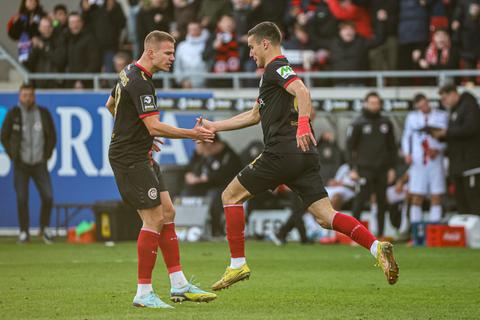 Florian Carstens (links), der hier mit Ivan Prtajin jubelt, ist beim SV Wehen Wiesbaden wieder mittendrin im Pflichtspielgeschehen.