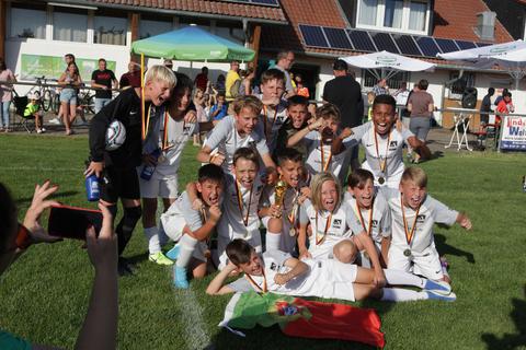 Stolz präsentiert der TSV Schott Mainz im Namen Portugals den WM-Pokal. Foto: pakalski-press/Axel Schmitz