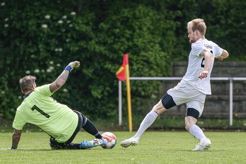 Der FSV Saulheim (links Torsten Bochinsky gegen Fabian Meurer vom TSV Zornheim) könnte am Sonntag einen großen Schritt Richtung Klassenverbleib machen. Archivfoto: hbz/Stefan Sämmer