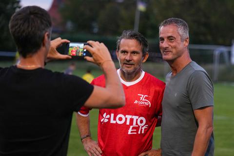 Im Fokus der Fans stand Dirk Schuster - vor der Kamera, wie dahinter. Der Trainer des 1. FC Kaiserslautern mischte als Teil der Lotto-Elf aktiv beim Benefizspiel in Framersheim mit.