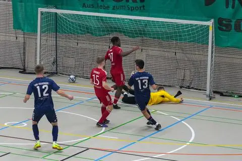Die Vorentscheidung im Endspiel: Emre Gümüs drückt den Ball für den TSV Gau-Odernheim über die Linie.