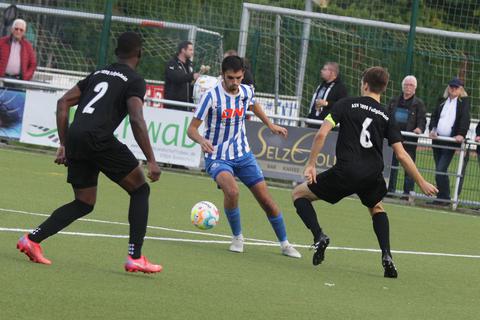 Emre Gümüs (am Ball, gegen den ASV Fußgönheim) gehört trotz seiner Jugendlichkeit zu den besten Spielern im Team des TSV Gau-Odernheim.