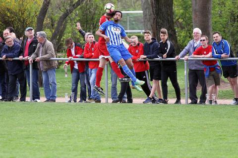 Auch die Fans aus Langenlonseim bestaunen das Kopfballspiel von  SGEler Mohamed Morchid.Foto: Luge  Foto: Luge