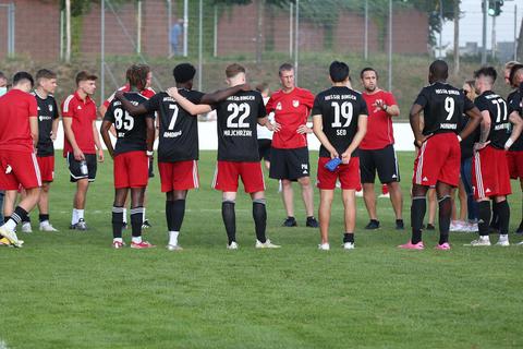Traineransprache: Thomas Eberhardt richtet sich nach der 1:2-Niederlage gegen Salmrohr an seine Spieler. Foto: Edgar Daudistel