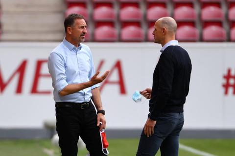 Augsburgs Trainer Heiko Herrlich (r.) und der Trainer von 1. FSV Mainz 05, Achim Beierlorzer, tauschen sich aus.  Foto: dpa