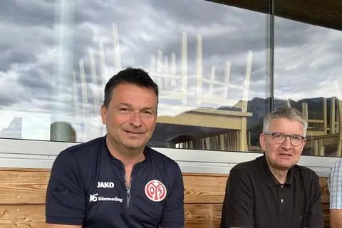 Der Mainzer Bischof Peter Kohlgraf (rechts) besucht Mainz 05 um Sportvorstand Christian Heidel (links) im Training.