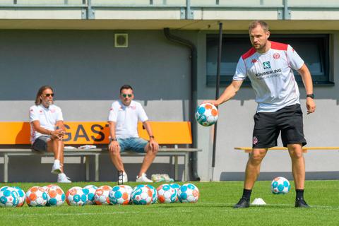 Am Dienstag starten die 05er um Trainer Bo Svensson (rechts) wieder ins Training.  Archivfoto: Martin Fischer 