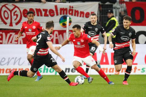 Robin Quaison von Mainz 05 versucht Kevin Stöger von Düsseldorf zu überspielen. Das Spiel Anfang März war das letzte, das ohne Zuschauerbeschränkung stattfand. Foto: Sascha Kopp
