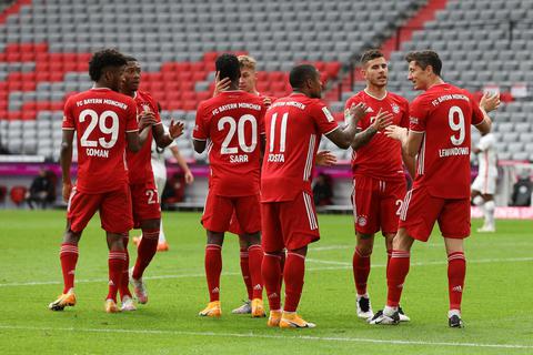 Der Torjubel zum 3:0, FC Bayern Muenchen versus Eintracht Frankfurt. Foto: Christian Kolbert