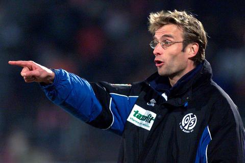 Fingerzeig: Jürgen Klopp in seinem ersten Spiel als 05-Coach. Archivfoto: dpa 