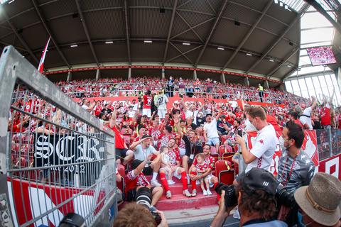 Nach dem leidenschaftlich erkämpften 1:0-Sieg gegen RB Leipzig inszenierte die Mannschaft auf der Westtribüne mit den Fans die "Humba".  Foto: Lukas Görlach