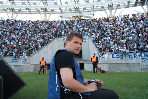Jörg Heinisch, Autor des Buches „90 Minuten Eintracht“, ist eingefleischter Fußballfan. Hier ist er 2010 in Argentinien, um eine Doku zu drehen.  Foto: J. Heinisch
