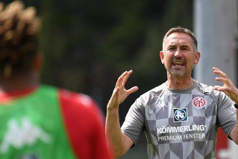Kann das Korsett für die kommende Saison bei 05 nun erstmals selbst schnüren: Trainer Achim Beierlorzer (rechts). Foto: Lukas Görlach