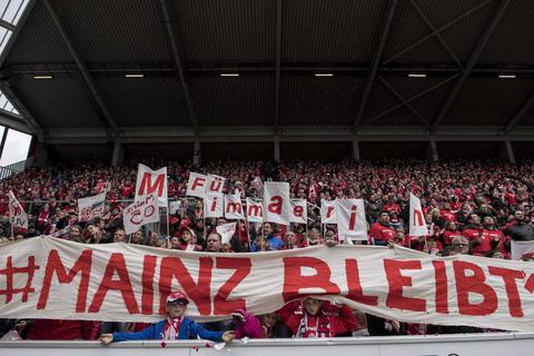 Umfeld und Verein stehen zusammen: Die Kampagne #Mainzbleibt1 greift beim FSV Mainz 05.Foto: imago  Foto: imago