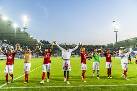 Die Mainzer Spieler jubeln nach dem Sieg im DFB-Pokal-Spiel gegen Erzgebirge Aue. Foto: dpa