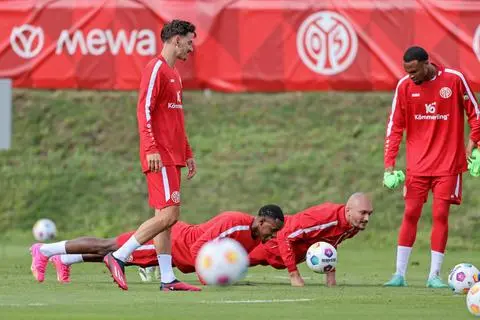Wer schafft mehr? Edimilson Fernandes und Ludovic Ajorque bei Liegestützen.