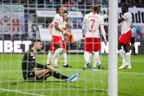 Mainz-05-Abwehrmann Aaron Martin sitzt nach der Niederlage gegen Leipzig auf dem Rasen. Foto: dpa