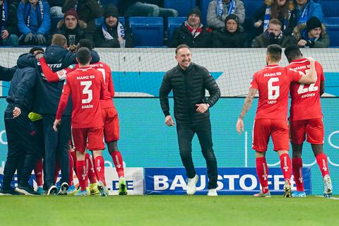 Ein perfekter Start: Der neue Mainz 05-Trainer Achim Beierlorzer jubelt mit der Mannschaft. Foto: dpa