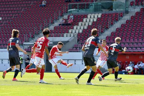 Dominik Wanner (Zweiter von links) trifft für die U23 von Mainz 05 im Regionalliga-Spiel gegen den VfB Stuttgart. Foto: hbz / Kristina Schäfer