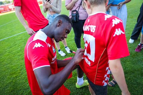 Bleibt Moussa Niakhaté bei Mainz 05? Beim Trainingsauftakt war er dabei. Foto: Lukas Görlach