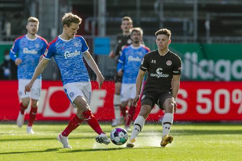 Finn Ole Becker (rechts) beim Spiel mit dem FC St. Pauli gegen Holstein Kiel Anfang des Monats.  Foto: dpa