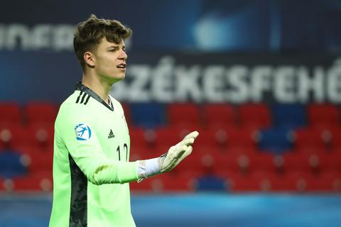 Torwart Finn Dahmen gibt Anweisungen.  Foto: Csaba Domotor/dpa