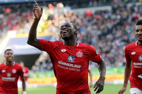 Anthony Ujah (Mitte) lässt Mainz 05 jubeln - hier nach dem 2:0 gegen Eintracht Frankfurt. Foto: dpa