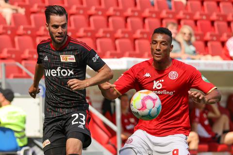 Karim Onisiwo (li.) im Einsatz für Mainz 05 gegen Niko Gießelmann. Foto: Lukas Görlach