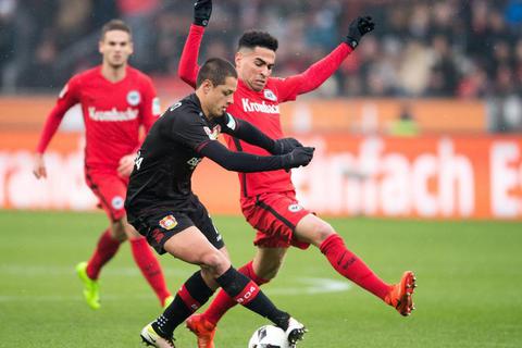 Leverkusens Javier Hernandez (links) und Frankfurts Omar Mascarell im Zweikampf. Foto: dpa 