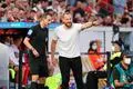 05-Trainer Bo Svensson diskutiert im Spiel gegen Bayer Leverkusen mit dem Vierten Offiziellen.