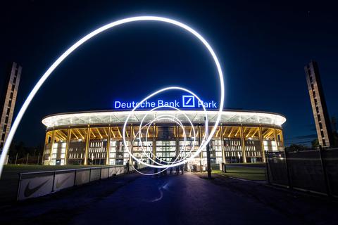 Vor dem Eintracht Stadion haben Fans Pyrotechnik gezündet. Jan Huebner