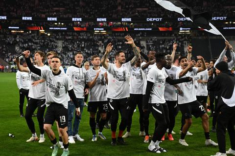 Nach dem Sieg gegen die "Hammers" und dem Einzug ins Finale der Europa League feiern die Spieler der Eintracht. Foto: dpa