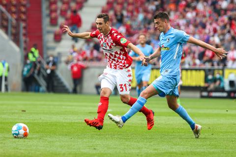 Mainz 05 verpflichtet Dominik Kohr (links, hier beim Spiel gegen Freiburg) jetzt fest für 1,5 Millionen Euro. Foto: René Vigneron