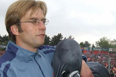 2002 beweinen Trainer Jürgen Klopp (links) und Torwart Dimo Wache den so knapp verpassten Bundesliga-Aufstieg nach dem Spiel bei Union Berlin. Foto: dpa