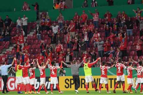 Am Ende feierten die 05-Spieler mit den Fans.  Foto: dpa