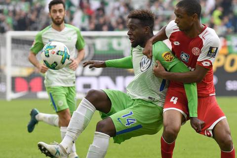 Abdou Diallo im Zweikampf mit dem Wolfsburger Divock Origi (links). Foto: dpa  