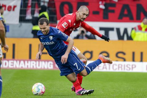 Er macht Gegenspielern reichlich Arbeit: Ludovic Ajorque (rotes Trikot), der neue Stürmer von Mainz 05. 