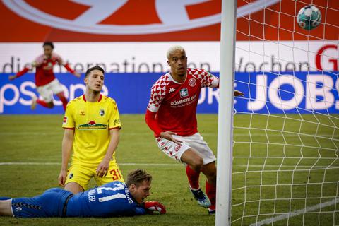05-Stürmer Robin Quaison (rechts) versenkt den Ball an SCF-Torhüter Florian Müller (liegend) vorbei zum Siegtor. Foto: Sascha Kopp
