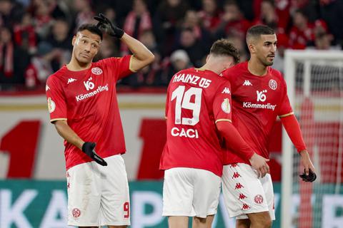 Reine Kopfsache: Als der zu Beginn der Woche erkrankte Karim Onisiwo (links) ins Spiel kommt, ist es längst zu Gunsten des FC Bayern entschieden.