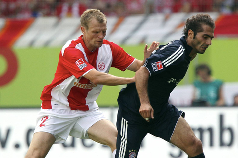 Der heutige 05-Trainer Bo Svensson (links) im August 2009 gegen Bayern-Profi Hamit Altintop. Archivfoto: hbz/Stefan Sämmer
