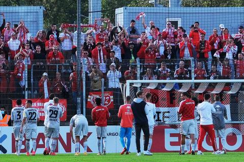 Ab in die Kurve: Nach dem Sieg im Elfmeterschießen feiern Spieler des FSV Mainz 05 gemeinsam mit den ins Saarland gereisten Fans. Foto: dpa