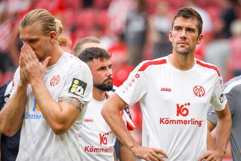 Fassungslos vor der Fankurve: Rekordspieler Stefan Bell nach der Heimniederlage gegen den VfB Stuttgart.