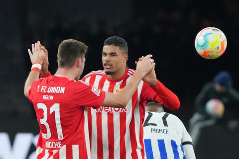 Erfolgsgarant: der kopfballstarke Defensivspieler Danilho Doekhi (r.).